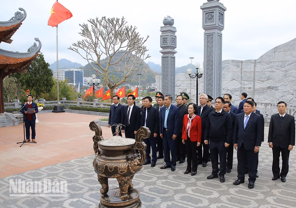 Đồng chí Trương Thị Mai và đoàn công tác dâng hương Đền thờ Bác Hồ tại Quảng trường Tây Bắc. Đồng chí Trương Thị Mai và đoàn công tác dâng hương Đền thờ Bác Hồ tại Quảng trường Tây Bắc.