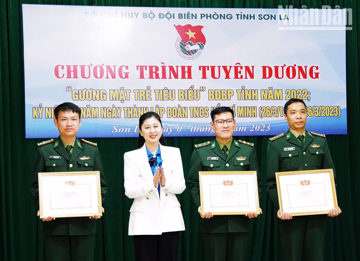 Bí thư Tỉnh đoàn Sơn La trao Bằng khen cho các cá nhân và tập thể có thành tích. Bí thư Tỉnh đoàn Sơn La trao Bằng khen cho các cá nhân và tập thể có thành tích.