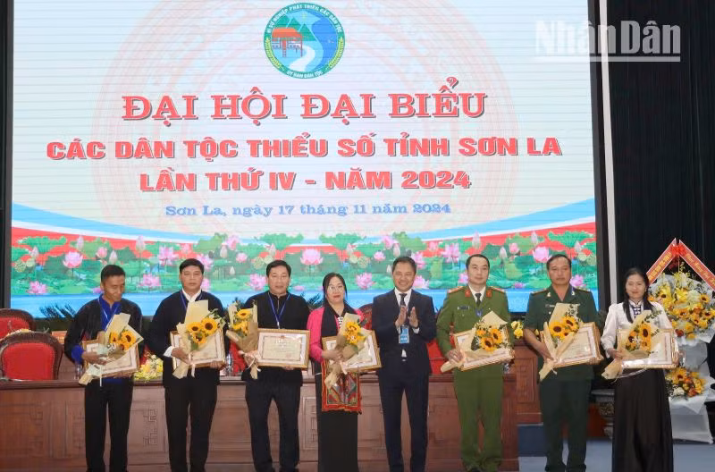 Đồng chí Nguyễn Đình Việt, Phó Bí thư Tỉnh ủy, Chủ tịch Ủy ban nhân dân tỉnh Sơn La tặng Bằng khen cho các tập thể. Đồng chí Nguyễn Đình Việt, Phó Bí thư Tỉnh ủy, Chủ tịch Ủy ban nhân dân tỉnh Sơn La tặng Bằng khen cho các tập thể.