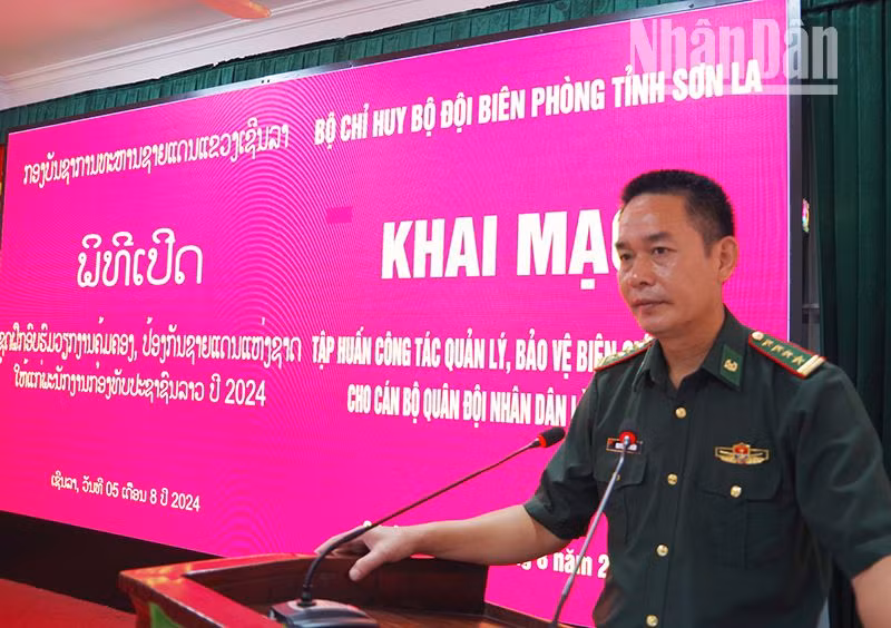 Đại tá Nguyễn Đình Huân, Chỉ huy trưởng Bộ đội Biên phòng tỉnh Sơn La phát biểu động viên các học viên. Đại tá Nguyễn Đình Huân, Chỉ huy trưởng Bộ đội Biên phòng tỉnh Sơn La phát biểu động viên các học viên.