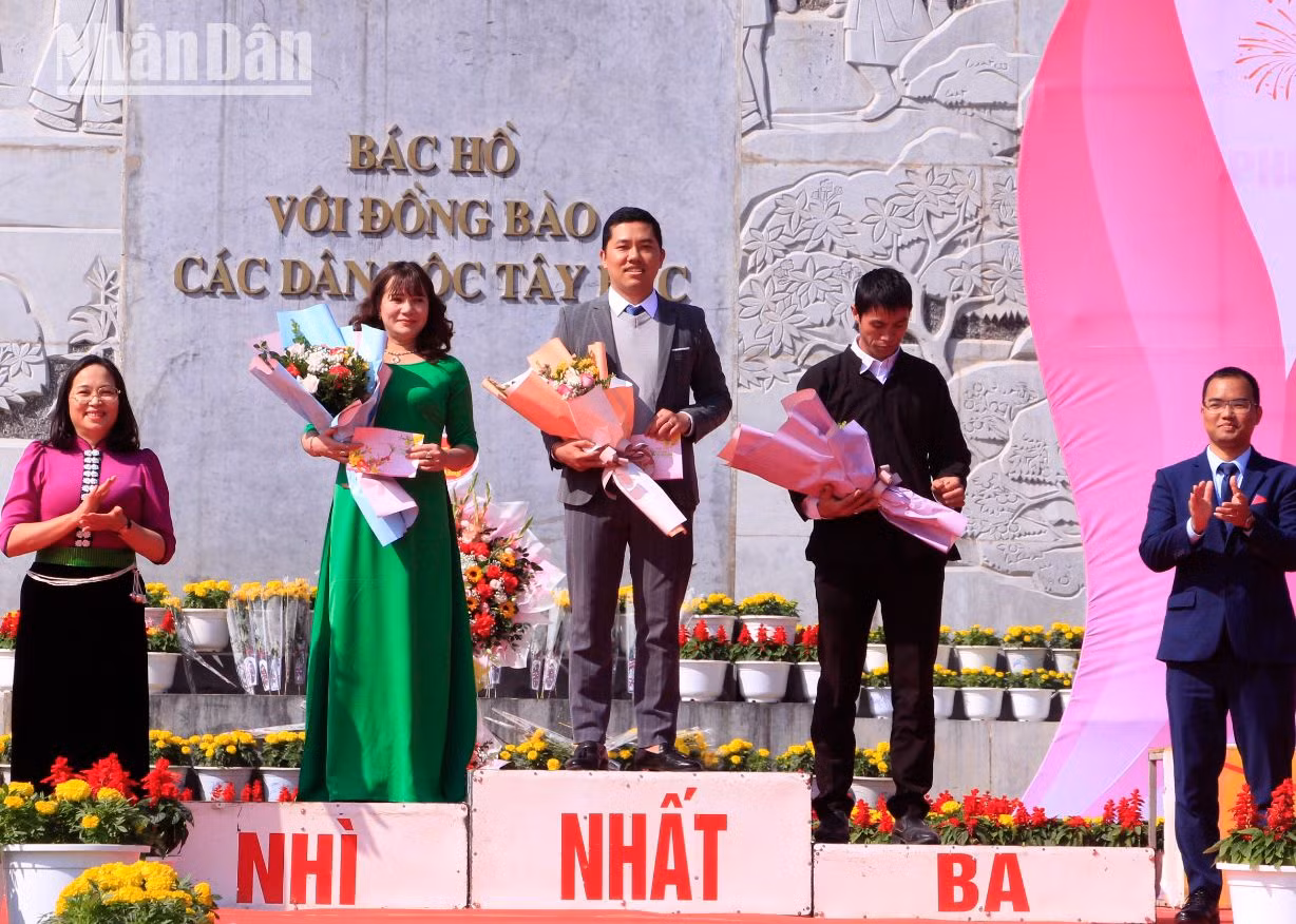 Ban Tổ chức trao giải cho các phần thi. Ban Tổ chức trao giải cho các phần thi.