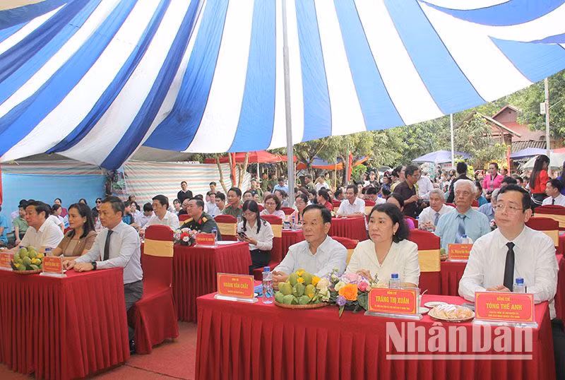 Dự Ngày hội Xoài Yên Châu có đồng chí Nguyễn Đình Việt, Phó Bí thư Tỉnh ủy, Chủ tịch Ủy ban nhân dân tỉnh Sơn La và các đại biểu.