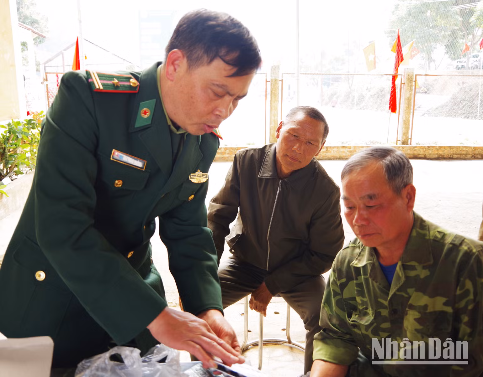 Tổ chức khám, tư vấn sức khỏe và cấp phát thuốc miễn phí cho nhân dân các bản xã Nậm Lạnh.