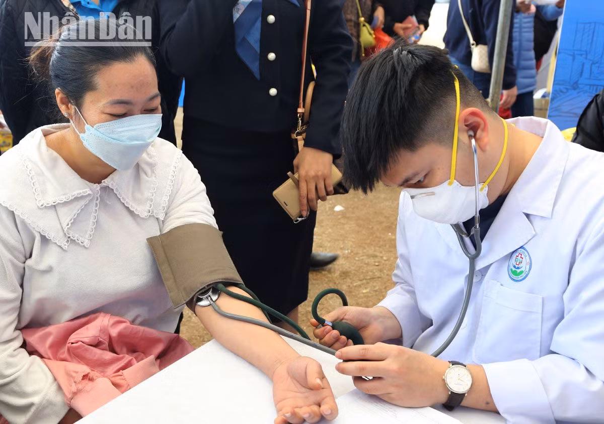 Chương tình còn tổ chức khám, chữa bệnh cho công nhân, người lao động huyện Phù Yên. Chương tình còn tổ chức khám, chữa bệnh cho công nhân, người lao động huyện Phù Yên.