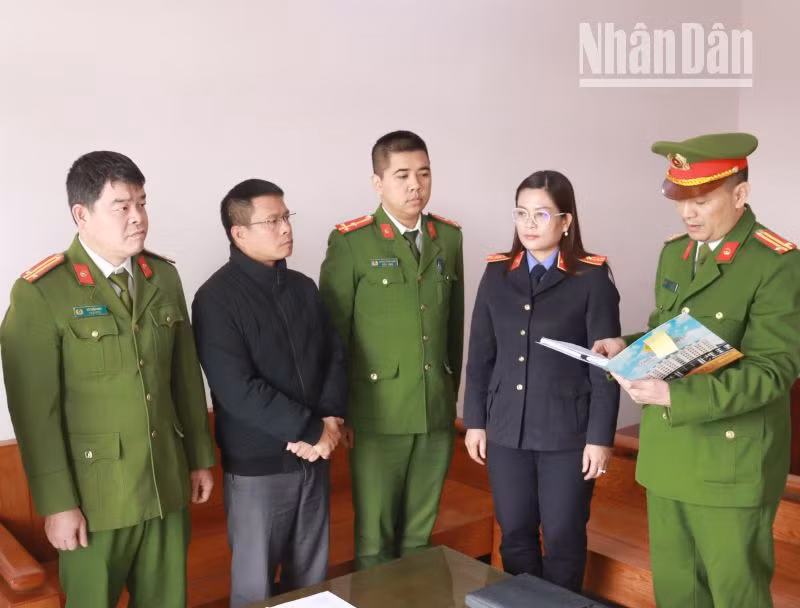 Cơ quan Cảnh sát điều tra thi hành lệnh bắt bị can Nguyễn Văn Nam, Trưởng phòng Tài nguyên và Môi trường huyện Bắc Yên.