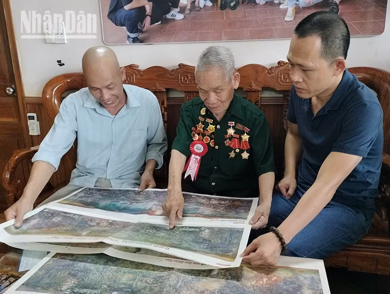 Cựu chiến binh Lê Công Bỉnh, 95 tuổi, 67 năm tuổi Đảng, chiến sĩ Điện Biên năm xưa, tiểu khu 32, xã Cò Nòi, huyện Mai Sơn, tỉnh Sơn La nhớ lại những chiến công hào hùng khi xem phụ san đặc biệt tranh Panorama “Chiến dịch Điện Biên Phủ” của Báo Nhân Dân.