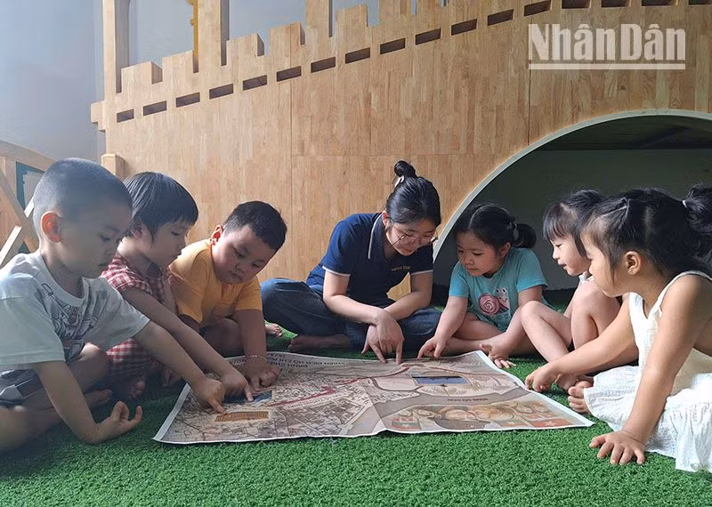 Phụ san đặc biệt của Báo Nhân Dân cũng được dành tặng cho các trường học tại thành phố Sơn La và các trường vùng cao tại các huyện.