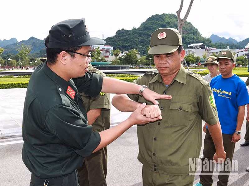 Không khí khẩn trương tập luyện cho Lễ ra mắt Lực lượng tham gia bảo vệ an ninh trật tự ở cơ sở.