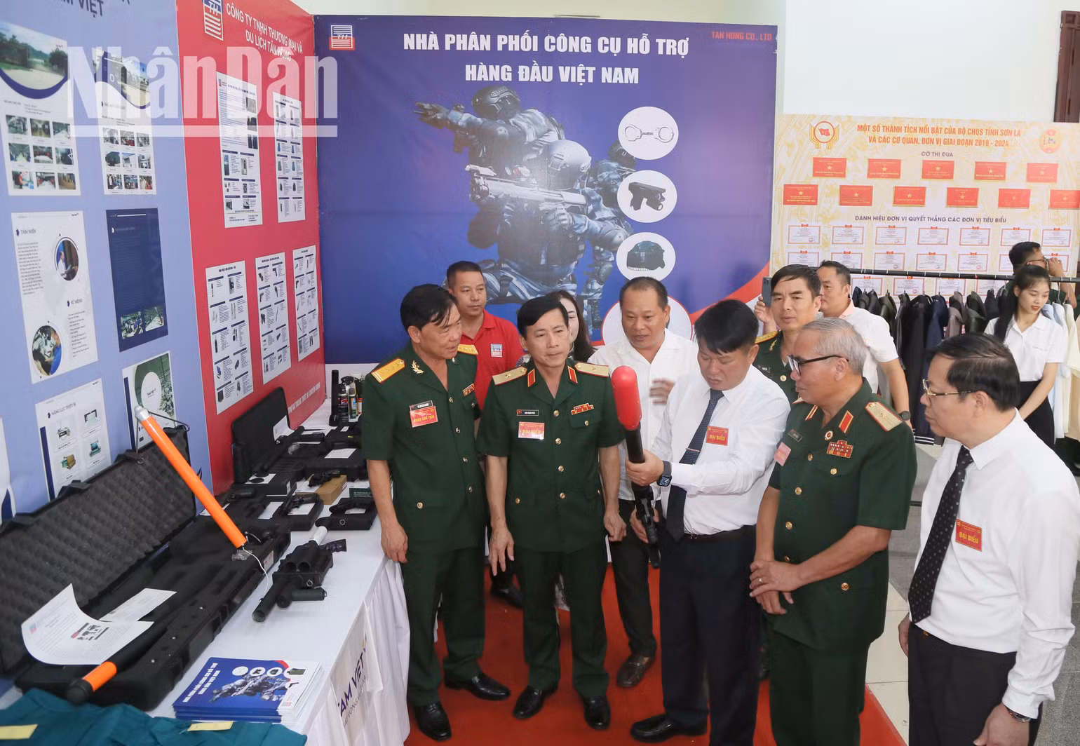 Các đại biểu tham quan gian trưng bày học cụ huấn luyện.