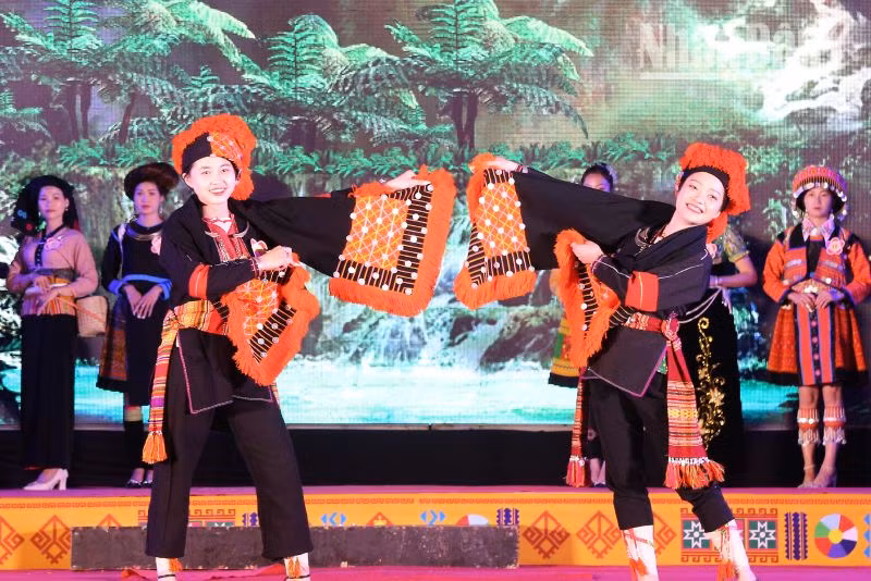 Huyện Bắc Yên cũng đã tổ chức cuộc thi người đẹp trình diễn trang phục dân tộc.