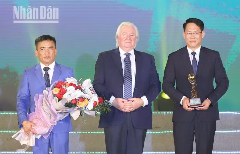 Lãnh đạo huyện Mộc Châu và Vân Hồ đón nhận Cúp vinh danh “Điểm đến Thiên nhiên khu vực hàng đầu thế giới năm 2022”.