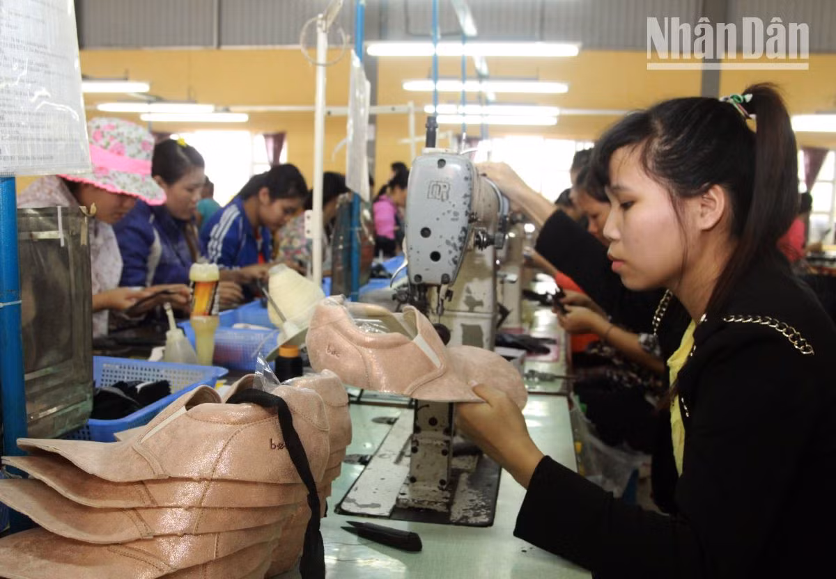 100% công nhân Xí nghiệp Giầy Phù Yên 2, huyện Phù Yên đã bước vào ca sản xuất đầu Xuân. 100% công nhân Xí nghiệp Giầy Phù Yên 2, huyện Phù Yên đã bước vào ca sản xuất đầu Xuân.