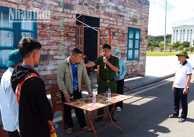Diễn tập thực binh tình huống tham gia nhiệm vụ bảo vệ an ninh trật tự ở cơ sở.