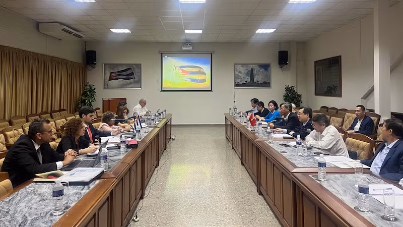 Các đại biểu tham dự cuộc họp lần thứ hai Nhóm công tác đầu tư chung nhằm giải quyết các khó khăn cho các dự án của các doanh nghiệp Việt Nam đầu tư tại Cuba.