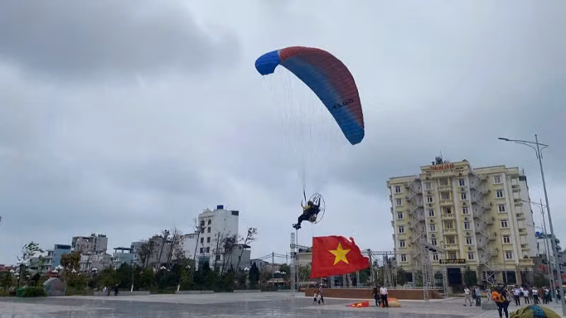 Tất cả các 6 chiếc dù lượn đều kéo theo cờ Đảng và Quốc kỳ Việt Nam tung bay trên bầu trời Cô Tô. Tất cả các 6 chiếc dù lượn đều kéo theo cờ Đảng và Quốc kỳ Việt Nam tung bay trên bầu trời Cô Tô.
