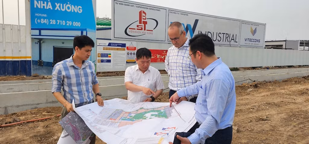 Lãnh đạo Ban Quản lý Khu kinh tế tỉnh Quảng Ninh trao đổi trực tiếp với các doanh nghiệp có dự án tại khu công nghiệp bắc Tiền Phong, thị xã Quảng Yên. Lãnh đạo Ban Quản lý Khu kinh tế tỉnh Quảng Ninh trao đổi trực tiếp với các doanh nghiệp có dự án tại khu công nghiệp bắc Tiền Phong, thị xã Quảng Yên.