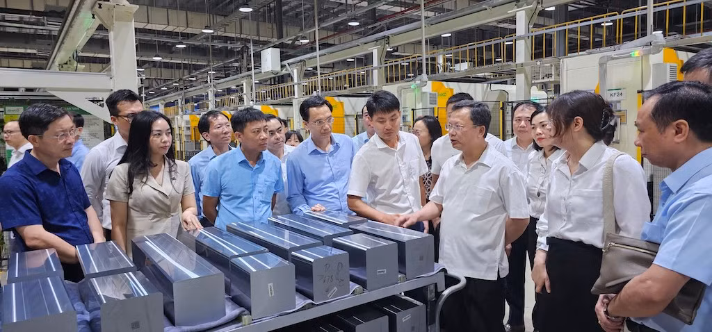 Lãnh đạo tỉnh Quảng Ninh và các sở, ban, ngành thăm dây chuyền sản xuất của Nhà máy Jinko Solar 2 tại khu công nghiệp Sông Khoai, thị xã Quảng Yên. Lãnh đạo tỉnh Quảng Ninh và các sở, ban, ngành thăm dây chuyền sản xuất của Nhà máy Jinko Solar 2 tại khu công nghiệp Sông Khoai, thị xã Quảng Yên.