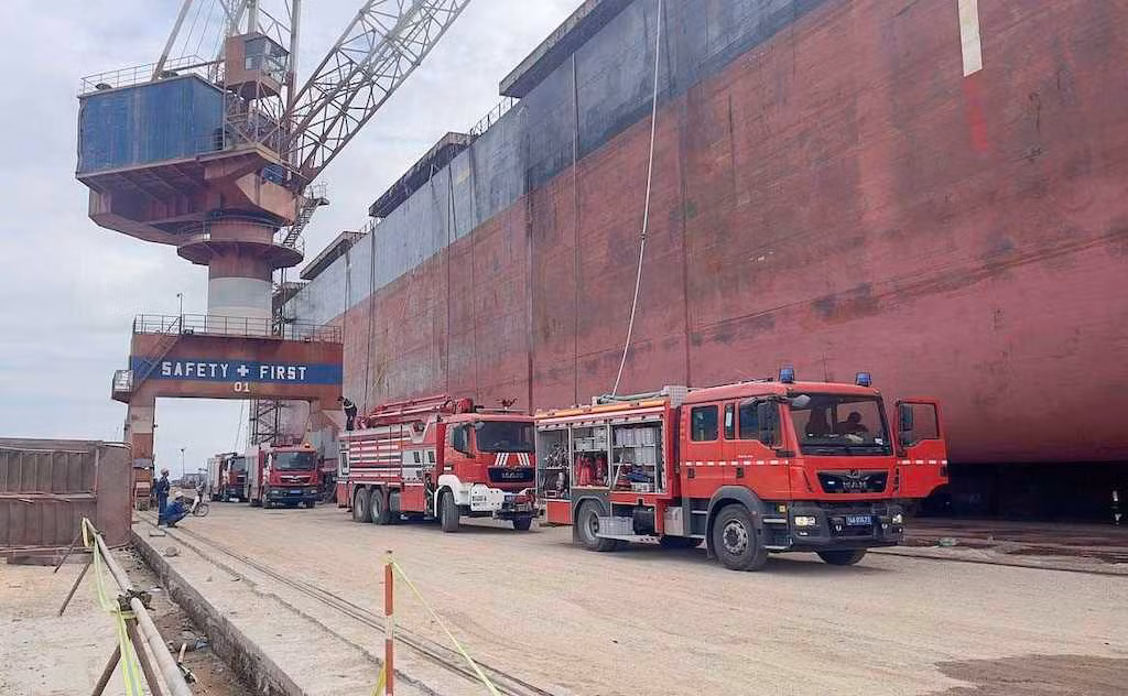 Lực lượng chức năng huy động thiết bị kịp thời dập tắt đám cháy và cứu hộ, cứu nạn các nạn nhân.
