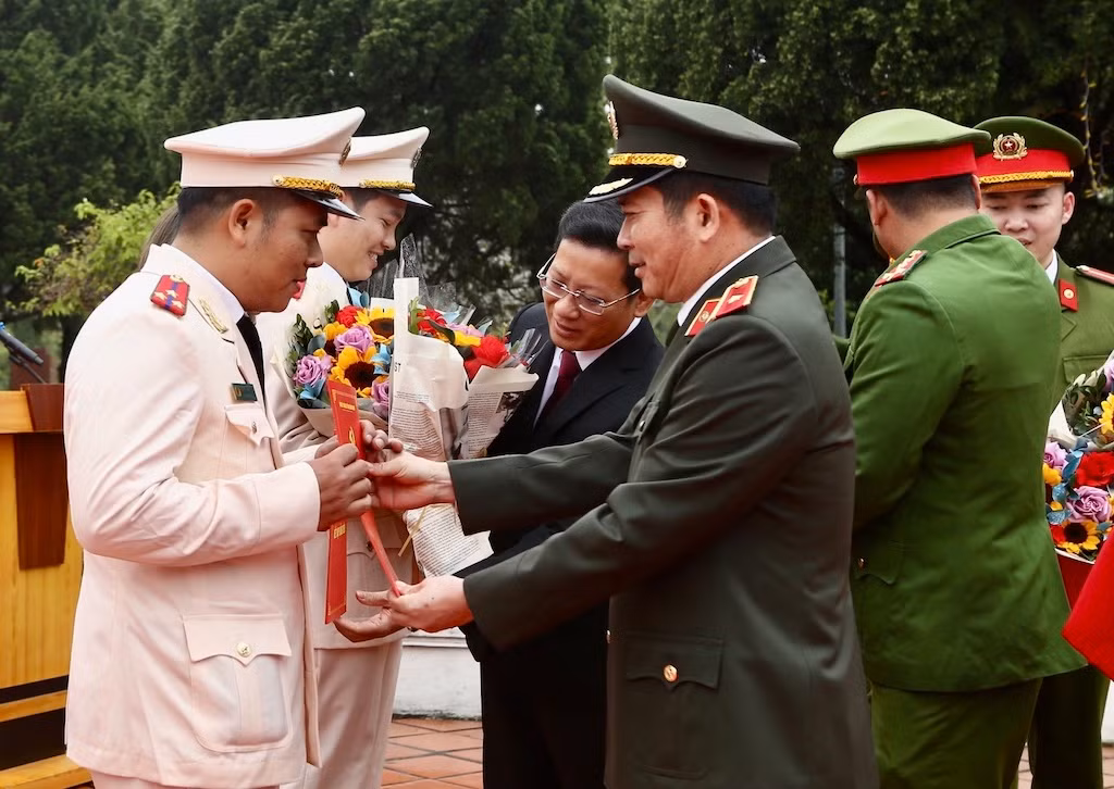 Thiếu tướng Đinh Văn Nơi, Giám đốc Công an tỉnh Quảng Ninh trao Quyết định kết nạp Đảng cho các đảng viên mới. Thiếu tướng Đinh Văn Nơi, Giám đốc Công an tỉnh Quảng Ninh trao Quyết định kết nạp Đảng cho các đảng viên mới.