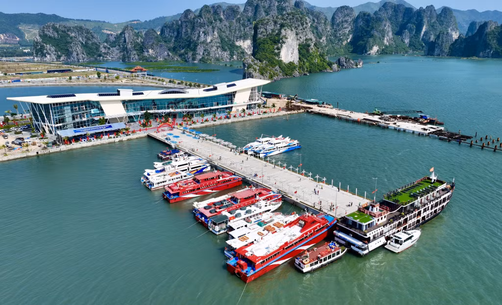 Cảng tàu khách quốc tế Ao Tiên được đầu tư hiện đại mới được đưa vào hoạt động phục vụ du khách đi thăm các tuyến đảo của Quảng Ninh.