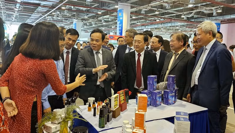 Phó Thủ tướng Chính phủ Trần Lưu Quang và các đại biểu tham quan các gian hàng công nghệ được triển lãm tại Cung Quy hoạch, hội chợ và triển lãm tỉnh Quảng Ninh.