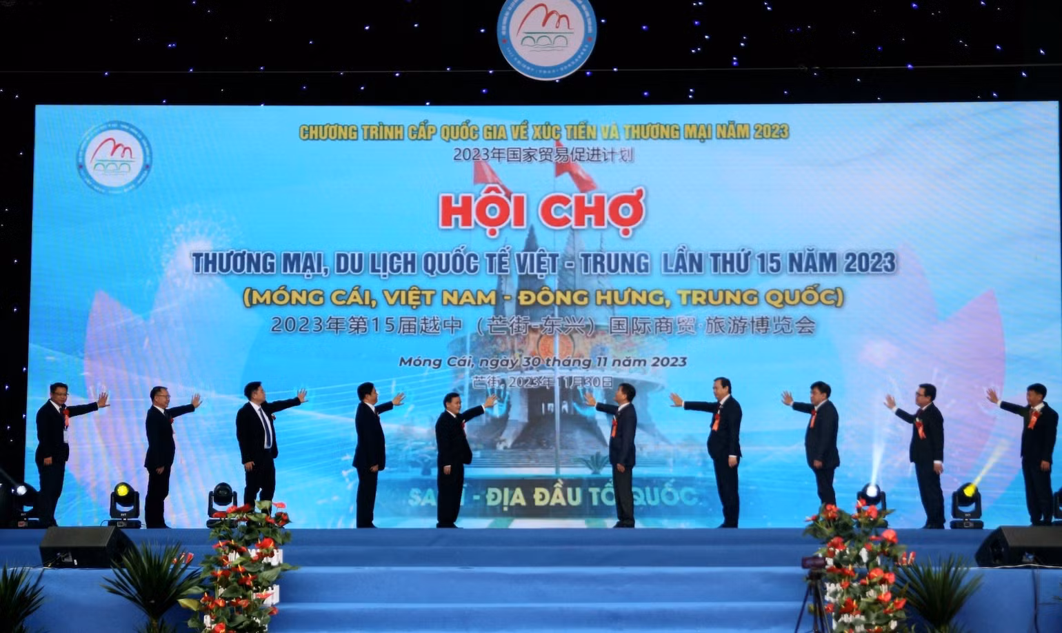 Các đại biểu ấn nút khai mạc Hội chợ Thương mại, Du lịch quốc tế Việt-Trung.