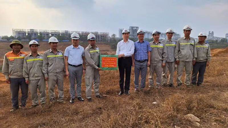 Lãnh đạo Tổng Công ty Đông Bắc thăm tặng quà cán bộ, công nhân viên chức, lao động đang thi công đập hồ chứa bùn sau tuyển rửa, nhà máy Alumin Nhân Cơ Đắk Nông.