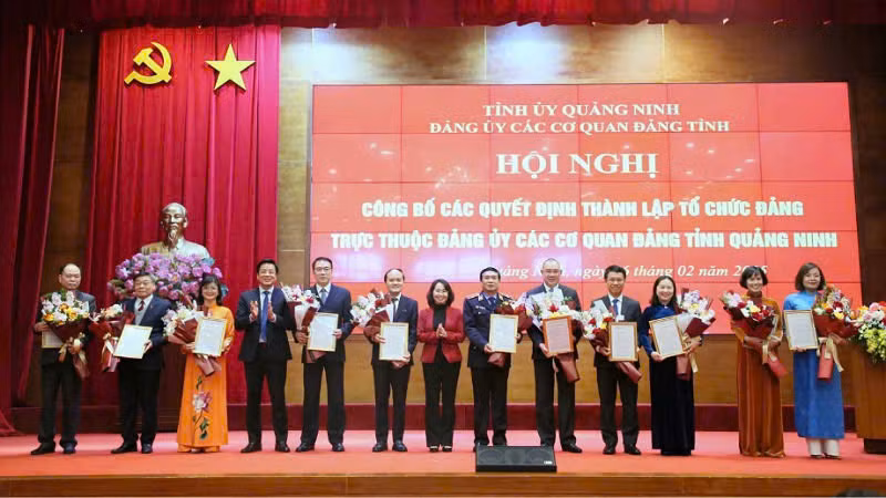 Đảng ủy các cơ quan Đảng tỉnh trao quyết định thành lập các chi, đảng bộ trực thuộc. Đảng ủy các cơ quan Đảng tỉnh trao quyết định thành lập các chi, đảng bộ trực thuộc.