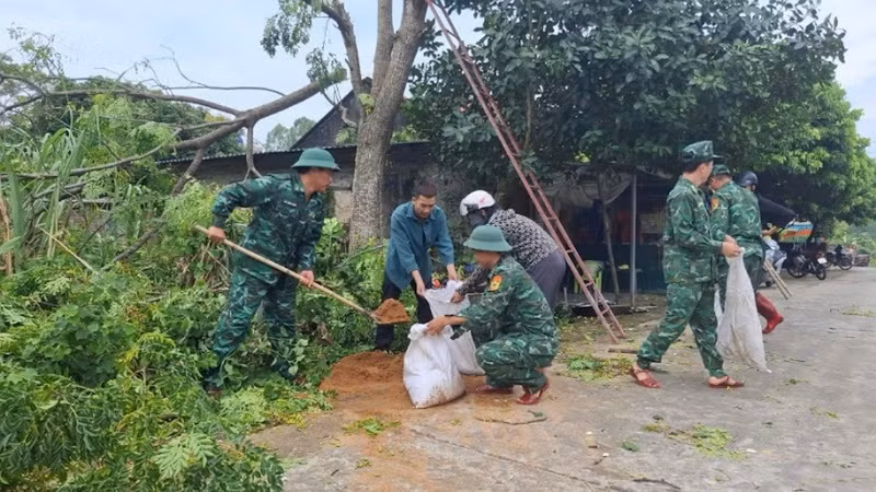 Cán bộ, chiến sĩ Đồn Biên phòng Cửa khẩu cảng Vạn Gia giúp người dân phòng, chống bão số 3.