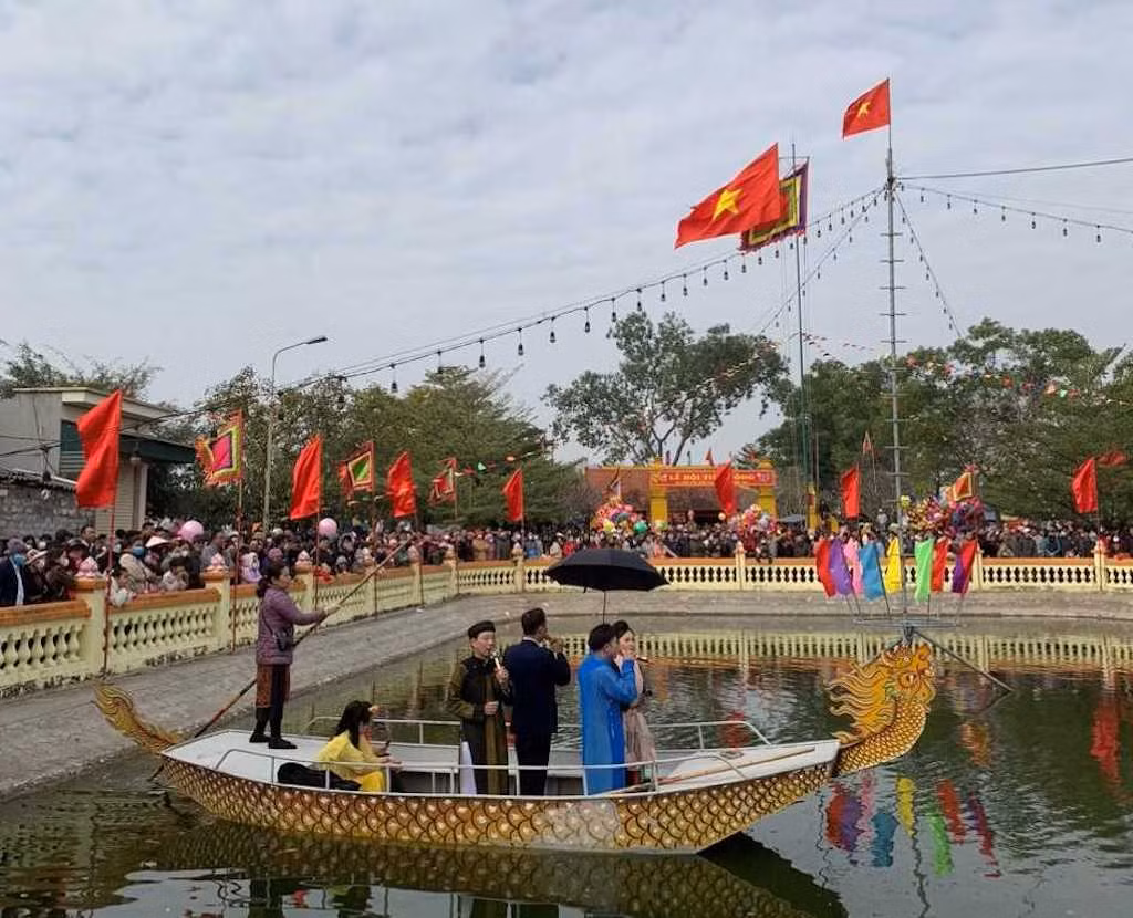 Trong khuôn khổ của Lễ hội có các hoạt động văn hóa đặc sắc như hát quan họ trên hồ trước miếu Tiên Công.