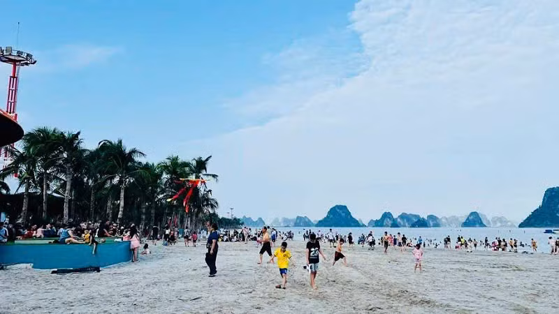 Bãi biển Phương Đông, Vân Đồn đón lượng khách tăng mạnh trong những ngày đầu nghỉ lễ. Bãi biển Phương Đông, Vân Đồn đón lượng khách tăng mạnh trong những ngày đầu nghỉ lễ.