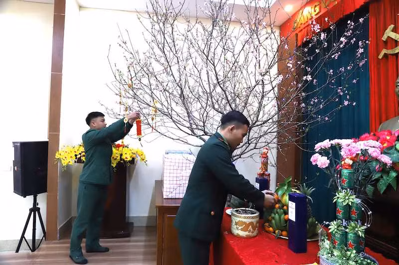Vui Xuân mới không quên nhiệm vụ, các chiến sĩ Đồn Biên phòng cửa khẩu Hoành Mô trang trí cành đào đón Tết Giáp Thìn 2024.