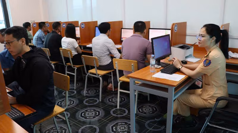 Các học viên tham gia phần thi lý thuyết.