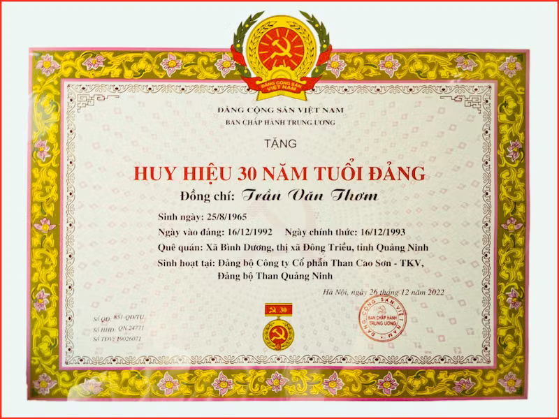Đảng viên Trần Văn Thơm vinh dự được trao Huy hiệu 30 năm tuổi Đảng. Đảng viên Trần Văn Thơm vinh dự được trao Huy hiệu 30 năm tuổi Đảng.