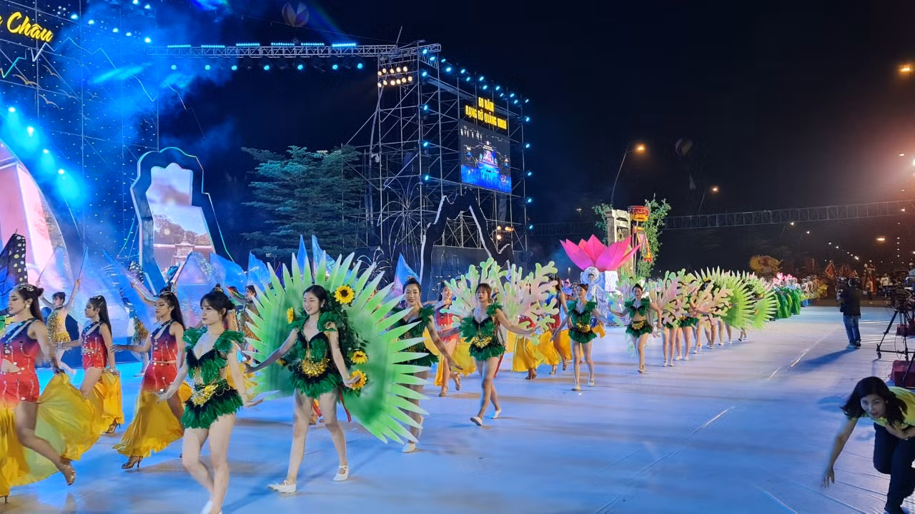 Vũ điệu đường phố với các điệu nhảy Samba sôi động, trẻ trung, hiện đại lôi cuốn du khách.