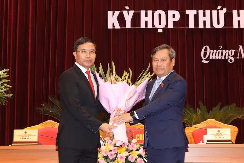 Bí thư Tỉnh ủy Quảng Ninh Vũ Đại Thắng (bên phải) tặng hoa chúc mừng đồng chí Phạm Đức Ấn, được bầu giữ chức danh Chủ tịch Ủy ban nhân dân tỉnh Quảng Ninh nhiệm kỳ 2021-2026.