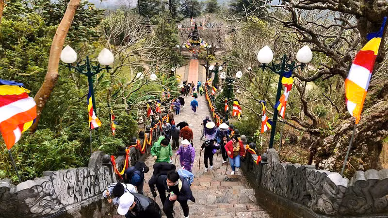 Đông đảo tăng, ni, phật tử, nhân dân và khách du lịch hành hương về Yên Tử. Đông đảo tăng, ni, phật tử, nhân dân và khách du lịch hành hương về Yên Tử.