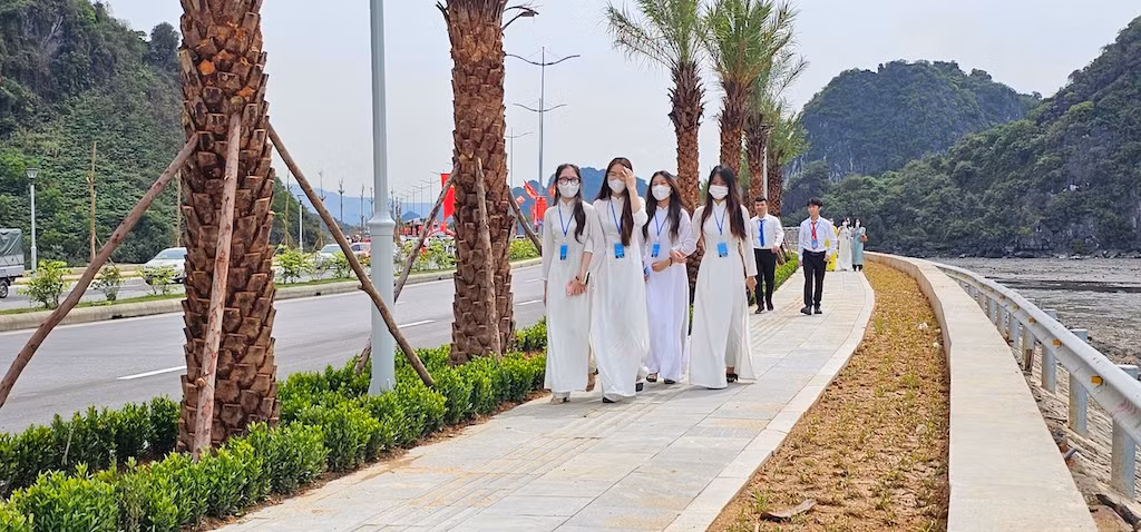 Đường bao biển Hạ Long-Cẩm Phả có cảnh quan đẹp và ấn tượng với phong cảnh núi đá và biển.