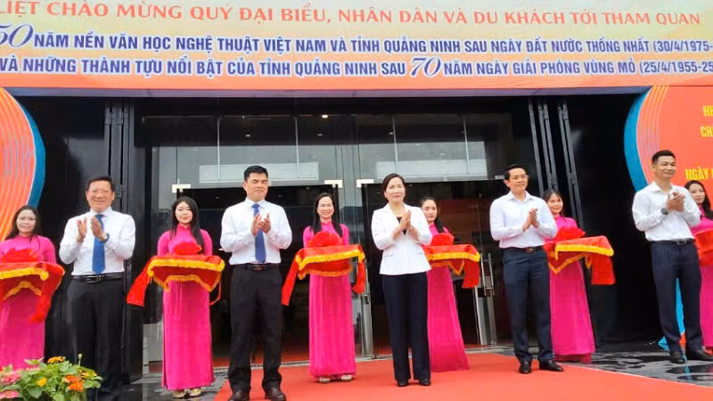 Các đại biểu cắt băng khai mạc Triển lãm.