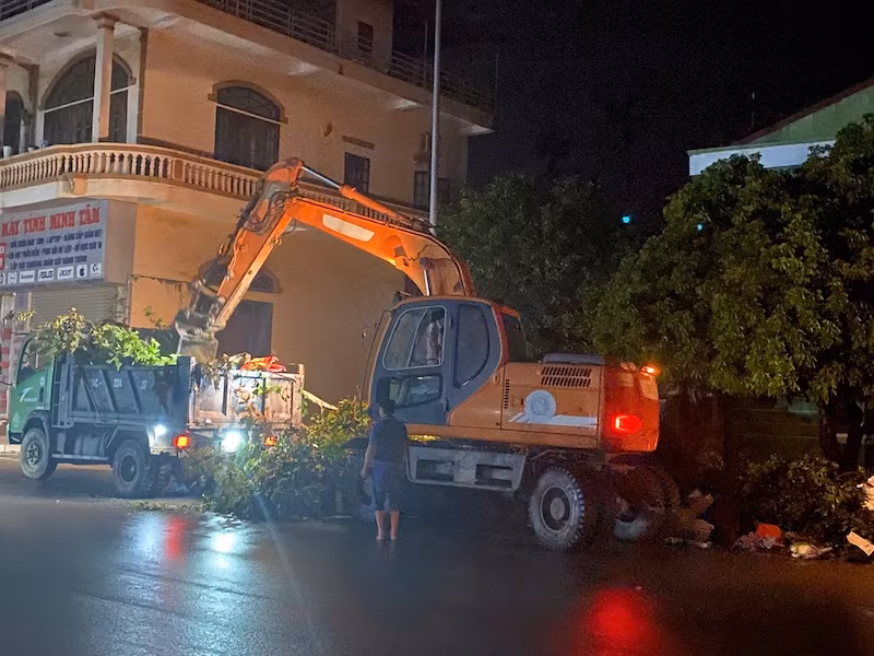 Người dân Hạ Long cùng các lực lượng xuyên đêm dọn vệ sinh môi trường, khắc phục hậu quả của bão số 3.