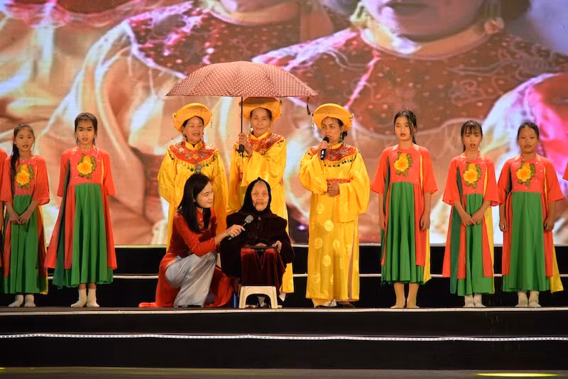 Nghệ nhân Nhân dân Đặng Thị Tự biểu diễn tại buổi lễ huyện Đầm Hà đón nhận quyết định đạt huyện nông thôn mới nâng cao.