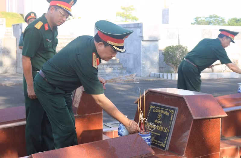 Đoàn công tác của Quân ủy Trung ương thắp hương tại Nghĩa trang liệt sĩ thành phố Móng Cái. Đoàn công tác của Quân ủy Trung ương thắp hương tại Nghĩa trang liệt sĩ thành phố Móng Cái.