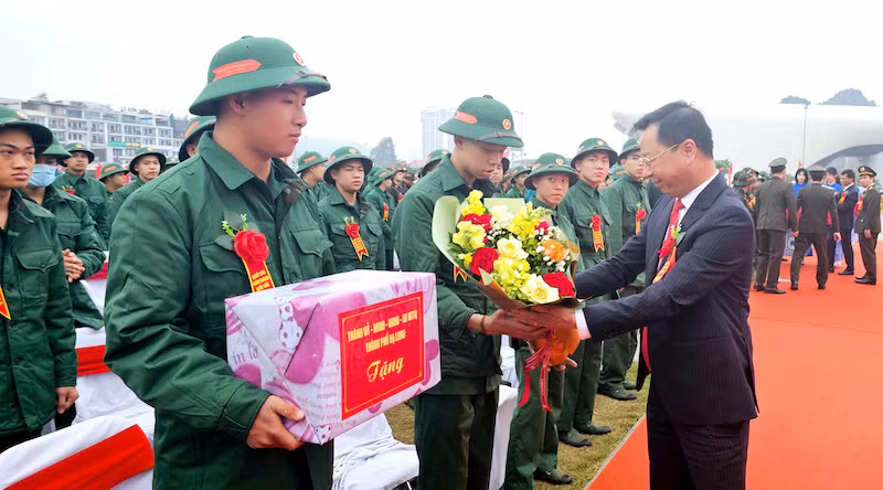 Lãnh đạo tỉnh Quảng Ninh tặng hoa chúc mừng các tân binh lên đường làm nhiệm vụ bảo vệ Tổ quốc. Lãnh đạo tỉnh Quảng Ninh tặng hoa chúc mừng các tân binh lên đường làm nhiệm vụ bảo vệ Tổ quốc.