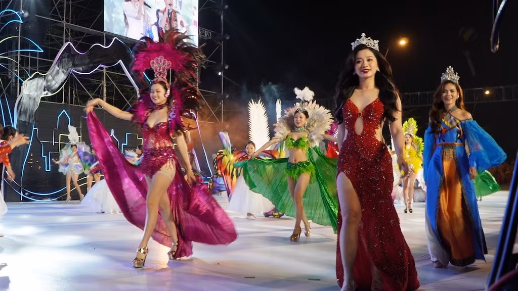 Các Hoa hậu và Người đẹp Hạ Long cũng hòa mình vào không khí náo nhiệt, sôi động của Carnaval Hạ Long 2023. Các Hoa hậu và Người đẹp Hạ Long cũng hòa mình vào không khí náo nhiệt, sôi động của Carnaval Hạ Long 2023.