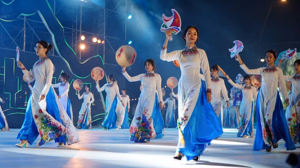 Tà áo dài Việt Nam duyên dáng trong Lễ hội Carnaval Hạ Long 2023. Tà áo dài Việt Nam duyên dáng trong Lễ hội Carnaval Hạ Long 2023.