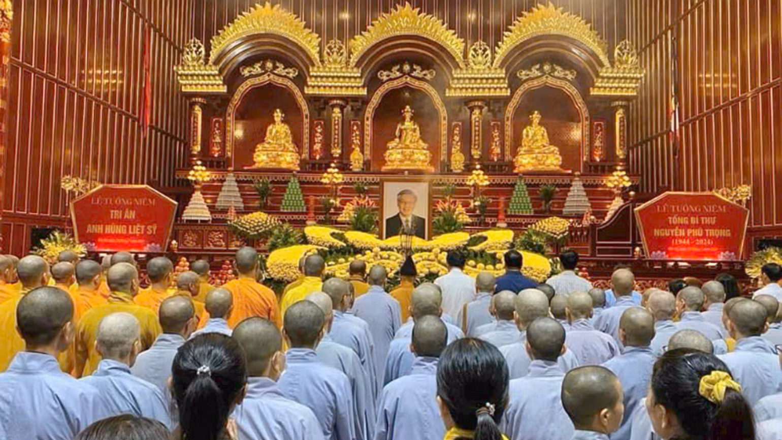 Đông đảo các tăng ni, phật tử đã dự lễ tưởng niệm Tổng Bí thư Nguyễn Phú Trọng. Đông đảo các tăng ni, phật tử đã dự lễ tưởng niệm Tổng Bí thư Nguyễn Phú Trọng.