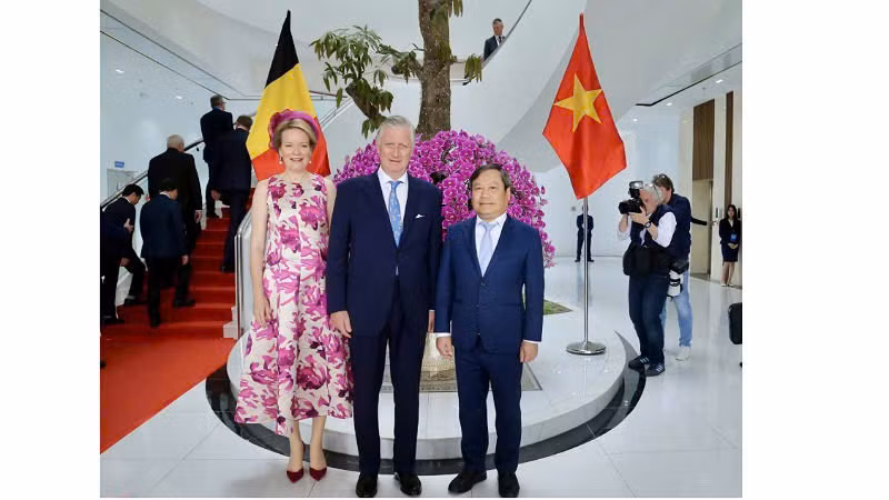 Bí thư Tỉnh ủy Quảng Ninh Vũ Đại Thắng chào mừng Nhà Vua Philippe và Hoàng hậu Mathilde. (Ảnh Trung tâm Truyền thông Quảng Ninh)