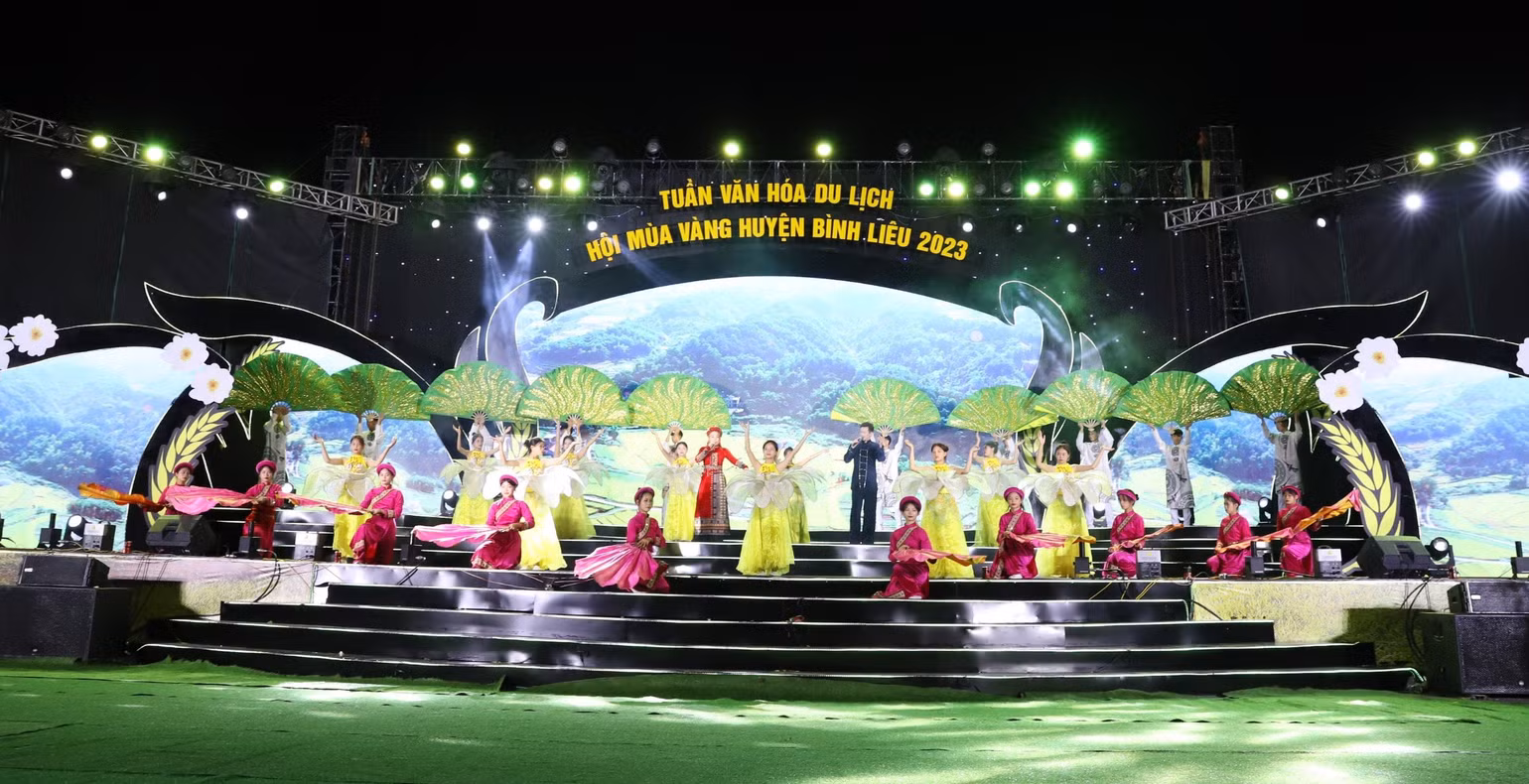 Chương trình nghệ thuật đặc sắc mang đậm bản sắc văn hoá độc đáo của các dân tộc huyện Bình Liêu tại lễ khai mạc Tuần Văn hóa-Du lịch, Hội mùa vàng Bình Liêu năm 2023. Chương trình nghệ thuật đặc sắc mang đậm bản sắc văn hoá độc đáo của các dân tộc huyện Bình Liêu tại lễ khai mạc Tuần Văn hóa-Du lịch, Hội mùa vàng Bình Liêu năm 2023.