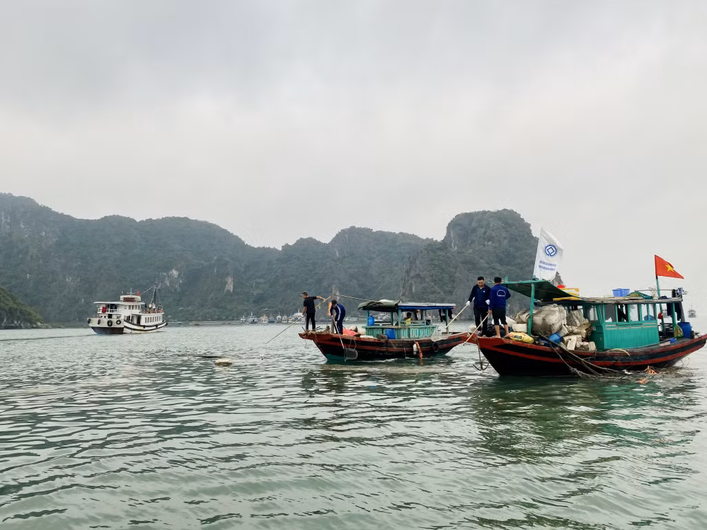 Ban quản lý Vịnh Hạ Long tăng cường phương tiện và nhân lực để thu gom phao xốp và rác thải trên Vịnh Hạ Long. Ban quản lý Vịnh Hạ Long tăng cường phương tiện và nhân lực để thu gom phao xốp và rác thải trên Vịnh Hạ Long.