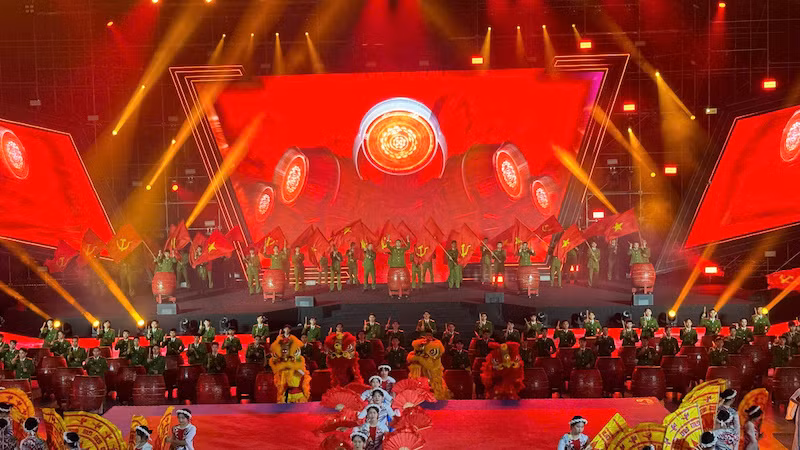 Màn "Trống hội tỏa sáng" của Đoàn nghệ thuật trống hội Học viện Cảnh sát nhân dân với 500 người tham gia. Màn "Trống hội tỏa sáng" của Đoàn nghệ thuật trống hội Học viện Cảnh sát nhân dân với 500 người tham gia.